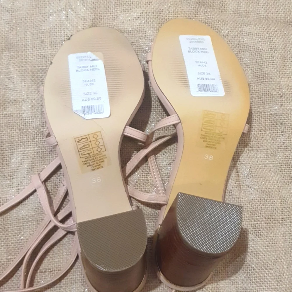 💟 HOST PICK💟FOREVER NEW NWT Size 7 / 38 Nude Strappy Heels with mid block heel - Picture 5 of 6